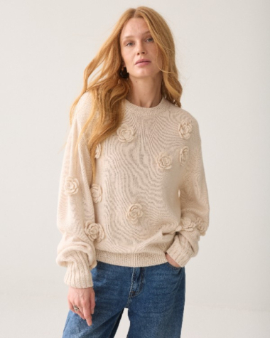 Pull avec des fleurs brodées