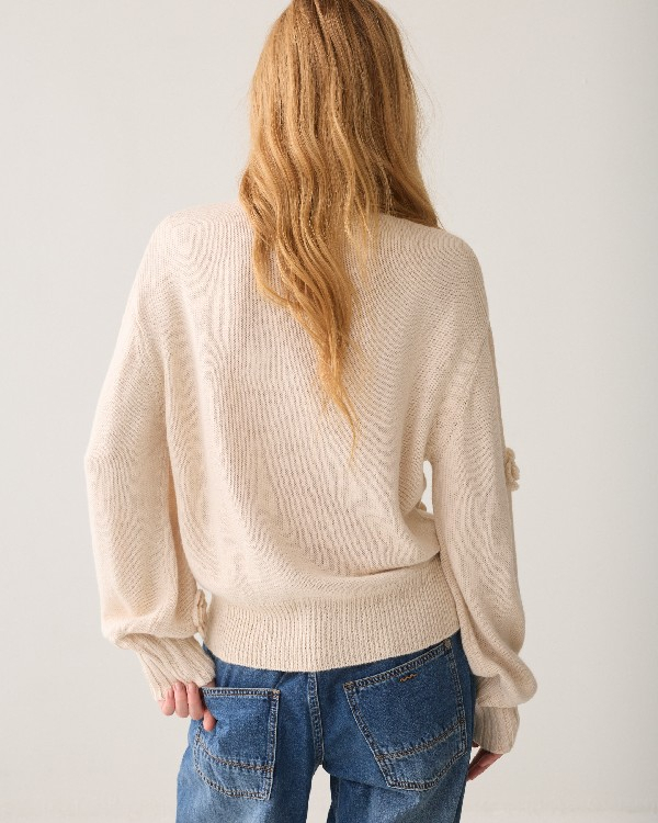 Pull avec des fleurs brodées