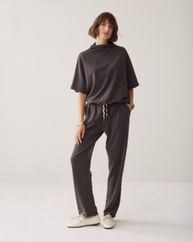 Pantalon fuselé à fines rayures